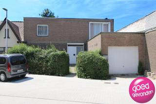 VERRASSEND RUIME GEZINSWONING met maar liefst 4 ruime slaapkamers en 2 grote livings, verder voorzien van een zeer ruim en zonnig terras met in...