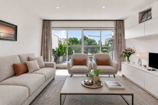 <strong>PRACHTIG </strong>afgewerkt <strong>luxe appartement</strong> op een <strong>TOP ligging </strong><br />2 de verd met lift <br />Het appartement beschikt over hoogwaardige, op maat gemaakte inbouwkasten die naadloos geïntegreerd zijn in vrijwel elke ruimte, wat zorgt voor een stijlvolle afwerking en een overvloed aan praktische bergruimte.<br />De volledig uitgeruste designkeuken biedt tal van opbergmogelijkheden en beschikt over een geïntegreerde eettafel.<br />De lichtrijke woonkamer met salonhoek geniet van een prachtig zicht op het terras en het omliggende groen.<br />Hoewel het appartement zich in het hart van de stad bevindt, ervaart u hier een oase van rust.<br />Op maat gemaakte wandkasten en een subtiel geïntegreerde bureauruimte benadrukken de doordachte inrichting en de hoogwaardige afwerking van dit zeer uitzonderlijke appartement.<br />Mooie badkamer met inloopdouche met strak badmeubel, 2 slaapkamers elk met ingemaakte kasten/dressing verder nog een berging / washoek<br />ruime staanplaats en berging in kelder <br />EPC 87 <br />