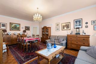 <p><strong>KOM NAAR DE OPENDEURDAG OP ZATERDAG 9 MEI</strong></p>
<p>Op de eerste verdieping van een verzorgd gebouw bevindt zich dit appartement met twee slaapkamers, gelegen op een centrale locatie in Gent, vlak bij de Coupure.</p>
<p>De ligging combineert een vlotte bereikbaarheid met de nabijheid van water en groen, op wandelafstand van de Coupure en met een snelle verbinding via de Blaarmeersen en het openbaar vervoer.</p>
<p>Het appartement beschikt over een bewoonbare oppervlakte van ca. 93 m² en behaalt een EPC-label C.</p>
<p>Binnenin vindt u een lichtrijke leefruimte met aansluitend een oostgericht terras, waar u geniet van de ochtendzon.</p>
<p>De keuken is compact ingericht en sluit aan op een bijkomende ruimte, die mogelijkheden biedt om de indeling verder te optimaliseren.</p>
<p>Verder zijn er twee slaapkamers aanwezig. De badkamer is beperkt in oppervlakte en dient, net zoals het appartement, opgefrist te worden.</p>
<p>Een belangrijke troef zijn de geplande gevelwerken, die zullen zorgen voor een vernieuwde uitstraling van het gebouw. De kosten hiervoor werden reeds opgevraagd, waardoor een koper vooral kan genieten van de toekomstige meerwaarde.</p>
<p>Daarnaast beschikt het appartement over een praktische kelderberging.</p>
<p>Dit appartement combineert een sterke ligging met mogelijkheden tot herinrichting, en vormt zo een interessante opportuniteit voor wie op zoek is naar een woning met toekomstpotentieel.</p>
<p><strong>Troeven van dit appartement</strong></p>
<p>• Centrale ligging vlak bij de Coupure<br />• Vlotte verbinding via Blaarmeersen en openbaar vervoer<br />• Bewoonbare oppervlakte van ca. 93 m²<br />• EPC-label C <br />• Lichtrijke leefruimte<br />• Oostgericht terras<br />• Twee slaapkamers<br />• Mogelijkheden tot herinrichting<br />• Kelderberging aanwezig<br />• Geplande gevelwerken met meerwaarde</p>