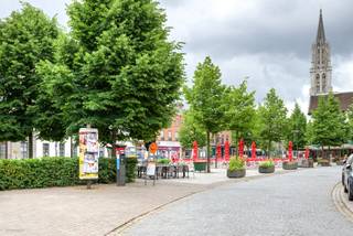 <p>Iconisch hoekgebouw op het Vleminckveld, één van de absolute toplocaties in het historisch centrum van Antwerpen. Op wandelafstand van de Grote Markt, de Scheldekaaien, winkels, restaurants en culturele hotspots. <br /><br />Het gebouw omvat 3 vergunde duplexappartementen (gelijkvloers, 1e-2e, 3e-4e verdieping) en een kleine kelder. Verkoop in huidige staat, zonder inboedel.</p>
<p>Dit is een unieke investeringskans waarin u tal van mogelijkheden heeft. Enerzijds kan u het gebouw zelf beheren alsook verder verhuren aan de huidige huurder in haar geheel.<br />Momenteel wordt het via airbnb verhuurd via een professioneel bedrijf welke het gebouw in haar geheel huurt.<br /><br />Voor meer informatie, contacteer Ellen op 0474/84.54.29 of ellen@reds.be</p>