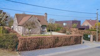 TOPLIGGING<br />Een geriefelijk en goed onderhouden villa met oa. 3 slaapkamers + bureau en een fijne siertuin met terrassen gelegen in een rustige en groene omgeving te Lembeek!<br /><br />Op het gelijkvloers: inkomhal met vestiaire + toilet, bureau (7,80m²), living - eetplaats (38.00m²), keuken met ontbijthoek (17,00m²), lichtrijke veranda met screens (35,30m²), garage + wasplaats (27,70m²);<br />Op de eerste verdieping: nachthall badkamer (7,30m² - 2 lavabo’s, ligbad, douche en wc), 3 slaapkamers (17,00m² / 10,10m² / 8,30m²) <br />Verder: garage met sectionale poort (20.00m²), zolder, oprit/parking (4 auto’s), terras (30,00m²), fraai aangelegde tuin, tuinhuis met eethoek.<br /><br />Buitenschrijnwerk hout &amp; pvc dubbel glas + elektrische rolluiken<br />Verwarming via elektrische accumulatoren <br />EPC: 569 kWh/m² - UC: 0003802803<br />Perceeloppervlakte: 10a 60ca - K.I.: 1.484 EUR (NG) / O.V.: 1575,97 EUR<br />Nutsvoorzieningen: water, elektriciteit, regenwaterput<br />Bouwjaar: 1993<br /><br />Stedenbouwkundige inlichtingen in aanvraag.