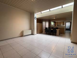 Instapklare woning te koop in Bissegem!<br /><br />Bijkopen van een garagebox kan voor 15.000 euro. <br /><br />Bij het binnengaan bevindt zich aan de rechterzijde een aparte bergruimte, die perfect kan worden omgevormd tot een gelijkvloerse slaapkamer, bureau of extra berging. Aansluitend kom je in de lichtrijke leefruimte met open, uitgeruste keuken. Verder is er op het gelijkvloers een badkamer uitgerust met toilet, bad en lavabo. Daarnaast beschikt de woning ook over een kelder.<br /><br />Op de eerste verdieping zijn er twee slaapkamers. Via een vaste trap in één van de slaapkamers bereik je de derde slaapkamer op zolder. <br /><br />Buiten geniet je van een ruime tuin met tuinhuis en praktische uitweg. <br /><br />Er liggen ook 10 zonnepanelen op de woning van 4350WP<br /><br />Voor meer info bel Amber op 0470 11 17 12