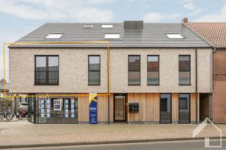 Prachtig appartement in het centrum van Zoersel. Het appartement is gelegen op de 1ste verdieping in een verzorgd gebouw met lift. We betreden...