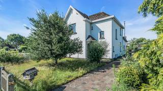 Deze te renoveren woning bevindt zich aan de Albert Forgeurstraat 1 in Genk (Zwartberg).<br /><br />Bent u op zoek naar een starterswoning die u volledig naar eigen smaak kunt renoveren?<br />Dan is dit de ideale kans!<br /><br />Deze woning maakt deel uit van de rijke mijnwerkersgeschiedenis van Zwartberg en ademt karakter en authenticiteit.<br />Bovendien geniet u van een gunstige ligging, met de Hoevenzavellaan, Vennestraat en Stalenstraat op korte afstand.<br />Supermarkten, winkels en diverse gezellige horecazaken bevinden zich vlakbij, waardoor u alle dagelijkse voorzieningen binnen handbereik heeft.<br /><br />Kortom. Een interessante opportuniteit voor wie op zoek is naar een woning met potentieel op een centrale locatie.<br /><br />De videoreportage kan u bekijken via volgende link: https://player.vimeo.com/video/1205396787<br />Indeling<br /><br />Kelder : 16,11 m²
<ul>
<li>Gedeeltelijk onderkelderd.</li>
</ul>
Gelijkvloers: 68,32 m²
<ul>
<li>Inkomhal</li>
<li>Charmante woon- en eetkamer </li>
<li>Ingerichte keuken </li>
<li>Berging</li>
<li>Toilet</li>
<li>Badkamer</li>
<li>Veranda</li>
</ul>
Verdiep: 42,62 m²
<ul>
<li>Nachthal</li>
<li>Slaapkamer 1</li>
<li>Slaapkamer 2</li>
<li>Slaapkamer 3</li>
<li>Berging</li>
</ul>
Tuin:
<ul>
<li>Tuinhuis</li>
<li>Groene tuin met tal van mogelijkheden</li>
</ul>
Documenten<br />Het EPC-verslag, de elektrische keuring, het asbestattest, het bodemattest en de grondplannen kan u eenvoudig downloaden in bijlage.<br /><br />Interesse in een bezichtiging?<br />Bel ons via 089 391 555 of mail naar info@frerevastgoed.be.<br /><br />* Opmetingen van de binnenmaten zijn indicatief en kunnen licht afwijken.<br />