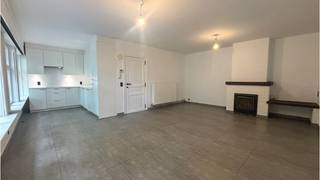 Comfortabel <strong>gelijkvloers 2 slaapkamerappartement </strong>met ruim<strong> TERRAS </strong> op een uitstekende en unieke ligging <strong>aan de Katelijnevest in het centrum van Brugge</strong>, vlakbij het Minnewater, diverse winkels, openbaar vervoer en op 100m van de Katelijnepoortbrug. Via de Katelijnestraat is men in no time in het historisch centrum van Brugge en alle modaliteiten die de Brugse binnenstad te bieden heeft. De praktische woongelegenheid met prachtig zicht op de groene vesten (een netwerk van historische vestingwerken en stadsomwallingen) heeft bovendien een zeer vlotte verbinding naar de ring, het station en de autosnelweg.<br /><strong>Troeven:</strong><br />+ Unieke ligging!<br />+ Volledig opgefrist ( geschilderd ) <br />+ Energielabel C!<br />+ Uitstekende Mobiscore 9,2 op 10!<br />+ Geen renovatieplicht!<br />+ Conforme keuring elektriciteit!<br />+ Asbestveilig!<br />+ Ook interessant als <strong>vastgoedinvestering! </strong><br /><br />Omvat een inkom, ruime woonruimte, vernieuwde keuken, 2 slaapkamers, vernieuwde badkamer met douche en dubbele wastafel, berging met aansluiting voor wasmachine, toilet en een zeer ruim stadsterras (ca. 30m²).<br />Vg,Wche,Gmo,Gvkr,Gvv<br />P-score=D G-score=D<br />#leukwonen #brugge #vastgoedinvestering<br /><br />Bruikbare vloeroppervlakte 87 m²