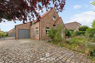 Voor meer info en foto’s, surf naar www.swevers.be – Ontdek deze instapklare open bebouwing op een rustige ligging in Diepenbeek. De woning, gebouwd in 1998, biedt 161 m² bewoonbare oppervlakte op een ruim perceel van 7a 80ca met een zonnige zuidoostelijke oriëntatie. Door de jaren heen werden belangrijke vernieuwingen uitgevoerd, waaronder een condensatieketel (2010), een vernieuwde badkamer (2020), een pomp in de kruipkelder (2024) en een vernieuwde afvoerleiding (2025). Binnen geniet u van een inkomhal met gastentoilet, een lichtrijke leefruimte met zit- en eethoek, een praktische keuken met aansluitende berging en een inpandige garage. Op de verdieping bevinden zich drie slaapkamers en een moderne badkamer met douche, ligbad, dubbele wastafel en toilet. Daarnaast zijn er een kruipkelder en een handige zolderberging. Buiten vormt de verzorgde tuin een echte troef, met twee terrassen zodat u op elk moment van de dag van zon of schaduw kunt genieten. De ruime oprit biedt plaats aan meerdere wagens en leidt naar een extra vrijstaande garage, ideaal als hobbyruimte of extra opslag. Extra comfort wordt verzekerd door zonnepanelen, airconditioning, rolluiken, een alarmsysteem en een buitensauna die inbegrepen is in de verkoop. Ook de ligging is bijzonder gunstig, met scholen op 1 km, openbaar vervoer op 120 meter, winkels en horeca op wandel- en fietsafstand en een vlotte verbinding naar de autosnelweg op 4,5 km. Een ideale gezinswoning die comfort, ruimte en een uitstekende ligging perfect combineert. Voor meer informatie, bel 011 255 155. Bron bewoonbare oppervlakte: EPC – verslag.