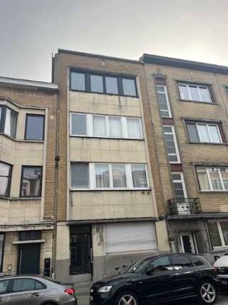 In een kleinschalig appartementsgebouw op de derde verdieping werd dit 2-slaapkamer appartement volledig en stijlvol gerenoveerd. U wordt de eerste bewoner na renovatie. Men komt binnen in een hal met gastentoilet met vintage bloktegels. Daar tegenover betreden we de ruime open keuken met toegang tot een klein gezellig terrasje met zicht op de groene tuin. Aan de voorkant van het gebouw hebben we de ruime living met grote ramen, daarnaast bevindt zich een aparte kamer/bureau. Aan de achterzijde van het gebouw hebben we de ruime slaapkamer met toegang tot de badkamer met inloopdouche. Beneden in de kelder beschikt u nog over een ruime privatieve berging. De ganse blok wordt (met respect voor de bewoners) verder gerenoveerd en de achtergevel wordt dit voorjaar geïsoleerd en bepleisterd met de intentie om een EPC B te behalen. De gemene delen worden schoon gehouden door de bewoners. 3 maand waarborg en huur wordt gestort voor de 5de van de maand.