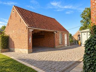 Karaktervolle langgevelhoeve met bijgebouwen, op een top-locatie in Duffel.Via de inkomhal bereiken we de living met aansluitend keuken en veranda, badkamer, garage en bureel. Op de verdieping zijn er 5 slaapkamers en een badkamer. Verder is er een bijgebouw(51m²) een bakhuis(14m²) en serre.Mits grondige renovatie maakt U van deze woning een parel.