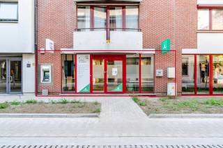 <p>Handelspand in het centrum van Temse, vlak bij openbaar vervoer en belangrijke voorzieningen.</p>
<p>Dit handelspand in de Akkerstraat combineert een uitstekende ligging met tal van mogelijkheden voor ondernemers of investeerders. Dankzij de toplocatie nabij het administratief centrum, scholen, het station en het ziekenhuis geniet u hier van een vlotte bereikbaarheid en een sterke commerciële zichtbaarheid. Het pand kan volledig ingericht worden naar eigen smaak en noden. Ideaal voor wie op zoek is naar een handelspand met potentieel in Temse. Een interessante opportuniteit voor wie centraal en strategisch wil ondernemen.</p>
<p>Belangrijkste ruimtes:<br />• Handelsruimte met diverse invullingsmogelijkheden<br />• Keuken voorzien van ingemaakte kasten<br />• Mogelijkheid tot het aankopen van een ondergrondse garage voor 30 000 euro. </p>
<p>Troeven:<br />• Gelegen op toplocatie in Temse<br />• Nabij station, openbaar vervoer en voorzieningen<br />• In te richten naar eigen smaak en concept</p>
<p>Neem vandaag nog contact op met je ERA-makelaar voor een bezoek. JOUW DROOMHANDELSPAND. ZO GEVONDEN!</p>