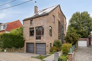 Discover this characterful and ready-to-move-in home in the heart of Dilbeek, located on the quiet Middenstraat. Built in 1988 and maintained with the utmost care over the years, this house combines space, comfort, and privacy in a warm, inviting atmosphere.

Upon entering, you will immediately notice the light-filled entrance hall, which leads to the spacious open-plan living area with a cozy sitting area and dining area. The fully equipped kitchen is the heart of the home and opens directly onto the sunny, completely private garden through a sliding window—an oasis of tranquility, equipped with garden sheds for extra storage space.

The first floor offers three full bedrooms and a tasteful, fully equipped bathroom with a practical linen chute that connects to the laundry room in the basement. Adjacent to this is a walk-through office with a fixed staircase to the attic, where there are two additional bedrooms and a storage attic – ideal for a large family or for those looking for space for hobbies and working from home.

The house also has a full basement with a double garage, extra storage space, and a separate laundry room.

Additional features that set this house apart: a favorable EPC, solar panels, and air conditioning. With a little modernization, you can turn this house into a real gem that will guarantee years of living pleasure.

For more information or to schedule a visit: Michael@immoaccenta.be
