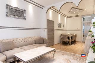 <p><span>HOBOKEN | GEZINSWONING MET 4 TOT 5 SLAAPKAMERS EN TUIN OP EEN TOTALE GRONDOPPERVLAKTE VAN 105m² | EPC D |</span></p><p><span>Indeling als volgt: gelijkvloers: inkomhal - traphal - leefruimte - geïnstalleerde leefkeuken - badkamer1 met douche, toilet en aansluiting wasmachine - doorgang - stadstuin. </span></p><p><span>Tussenverdieping1: kamer/dressing - badkamer met ligbad en toilet. Eerste verdieping: traphal - leefruimte2 of terug om te vormen tot twee slaapkamers. </span></p><p><span>Tussenverdieping2: slaapkamer. Tweede verdieping: traphal - twee slaapkamers. </span></p><p><span> </span></p>