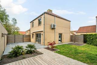 - Vrijstaande woning op een rustige ligging in Ledegem: De Kempkens 34<br />- Uitstekend EPC: label B (UC:3036578)<br />- Lichtrijke leefruimte <br />- Open keuken<br />- 3 volwaardige slaapkamers<br />- Zolder<br />- Badkamer met douchecabine, ligbad en wastafelmeubel<br />- Omheinde tuin met terras en tuinhuis<br />- Garage naast de woning<br />- Conforme elektriciteit<br />- Zonnepanelen<br />- Asbestveilig<br />- Richtprijs: € 299.000