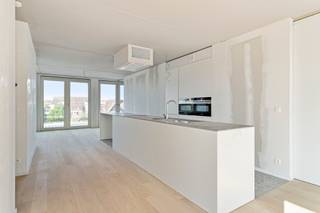 <p>Dit appartement bevindt zich op de derde verdieping en heeft 2 slaapkamers en een terras van 43 m² met 9m² daktuin. Het appartement beschikt over een ondergrondse berging van 14 m². Er is een mogelijkheid tot het aankopen van één of meerdere ruime ondergrondse autostaanplaatsen.</p>

<p>Deze appartementen werden ontworpen door architecten Goedefroo met het doorzon-principe waardoor er de hele dag zonlicht binnenkomt.</p>

<p>Door de hoge raampartijen is er de ganse dag lichtinval in de leefruimte en wordt er een loftgevoel gecreëerd. De hoge afwerkingsgraad en materiaalkeuze biedt residentie Cavallo een ultiem wooncomfort. </p>

<p>Residentie Cavallo wordt op een duurzame manier voorzien van een basis koeling en verwarming. Via Geothermie in combinatie met betonkernactivering streven ze naar een collectieve binnentemperatuur van 16 graden, Deze installatie wordt aangedreven door zonnepanelen.</p>

<p>Deze appartementen zijn <strong>volledig afgewerkt</strong> en  <strong>onmiddellijk beschikbaar</strong>. </p>

<p> </p>

<p>Meer weten? Neem vrijblijvend contact op met Jéröme 056/61.10.10 of jerome@immobossuyt.be</p>

<p> </p>

<p> </p>