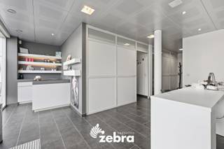 Bent u op zoek naar een instapklaar handelspand met tal van mogelijkheden? Dit veelzijdige pand, gelegen op een goed zichtbare en vlot bereikbare locatie, is momenteel ingericht als schoonheidssalon en biedt alles om onmiddellijk van start te gaan.<br /><br />Bij het binnenkomen wordt u verwelkomd in een verzorgde onthaalruimte met kassazone. Aansluitend bevindt zich de handelsruimte met twee afzonderlijke, afgesloten behandelkamers, ideaal voor het professioneel ontvangen van klanten in alle discretie.<br /><br />Op het gelijkvloers bevindt zich een comfortabele zitruimte, technische berging en toilet aanwezig. Extra troeven zijn de aanwezigheid van zowel een zonnebankruimte als een sauna.<br /><br />De eerste verdieping biedt bijkomende mogelijkheden met een tweede zitruimte, berging en een volledig ingerichte kapsalonruimte. Hierdoor is het pand perfect geschikt voor een combinatie van schoonheids- en haarverzorging, of andere commerciële invullingen.<br /><br />Op de tweede verdieping bevindt zich nog een zolderruimte van ca. 30 m², ideaal als extra opslag. <br /><br />Dit handelspand combineert een uitstekende ligging met een functionele indeling en tal van gebruiksmogelijkheden. Ideaal voor ondernemers die zonder zorgen willen starten of uitbreiden.<br /><br />Bestuursmaatregelen in het maatregelenregister: nee<br /><br /><strong>Ook wild geworden van dit handelspand? <br />Twijfel niet langer en leg vandaag nog uw bezoek vast!</strong>