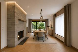 Op een <strong>centrale ligging</strong> in Belsele treffen we deze ruime open bebouwing met een groot magazijn, tal van mogelijkheden en een perceeloppervlakte van maar liefst<strong> ca. 1.673 m²</strong>.<br /><br />Via de inkomhal betreedt u de lichtrijke leefruimte, die aansluit op de keuken. Op het gelijkvloers bevindt zich bovendien een bureauruimte die perfect kan dienen als thuiskantoor, hobbykamer of extra slaapkamer. Verder is er een badkamer aanwezig, wat<strong> gelijkvloers wonen</strong> mogelijk maakt.<br /><br />De ruime veranda vormt een aangename verbinding tussen de woning en de tuin, terwijl het aansluitende terras en de <strong>ruime tuin </strong>met vijver, groenaanleg en tuinhuis u de ideale plek bieden om in alle rust en privacy te genieten van het buitenleven.<br /><br />Op de eerste verdieping bevinden zich <strong>drie volwaardige slaapkamers</strong> en een <strong>tweede badkamer</strong>, uitgerust met een ligbad, toilet en lavabo-meubel.<br /><br />Een absolute troef van deze eigendom is het <strong>magazijn</strong> van ca. 65 m² met sectionale poort. Deze ruimte leent zich uitstekend voor opslag, een zelfstandige activiteit, een atelier of het uitoefenen van een hobby.<br /><br />Hoewel de woning op bepaalde punten kan worden gemoderniseerd, vormt ze een uitstekende basis om verder naar eigen smaak af te werken. Dankzij het EPC-label C is er bovendien geen renovatieverplichting, wat een belangrijke troef vormt voor toekomstige eigenaars.<br /><br /><strong>Troeven</strong>
<ul>
	<li>EPC-label C – geen renovatieverplichting</li>
	<li>Open bebouwing op ca. 1.673 m²</li>
	<li>Magazijn van ca. 65 m² met sectionale poort</li>
	<li>Mogelijkheid tot gelijkvloers wonen</li>
	<li>Drie volwaardige slaapkamers</li>
	<li>Twee badkamers</li>
	<li>Centrale ligging nabij winkels, scholen en openbaar vervoer</li>
</ul>
Heb je interesse in deze woning? Neem contact op met Emily voor meer informatie of een bezoek via 0468 30 00 32 of mail naar emily@claves.be