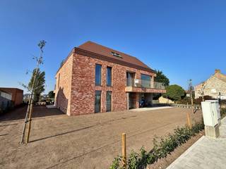 Dit appartement op de 1<sup>ste</sup> verdieping bestaat uit: inkom met vestiaire voorzien van inbouwkasten, apart toilet, berging, 2 slaapkamers, badkamer met inloopdouche, woonkamer met open keuken, ruim hoek-terras grenzend aan de leefruimte & keuken. Carport (elektrisch laden mogelijk) & berging inbegrepen in de verkoopprijs. <br /><br />Dit project is voorzien van hoogwaardige afwerking met o.a. individuele warmtepompen, zonnepanelen, parket, kwaliteitsvolle keukens & badkamers. <br />Appartementen zijn afgewerkt sinds begin juli, buitenaanleg momenteel in aanleg. <br /><br />Dit gebouw beschikt over amper 4 appartementen, geen lift = lage gemeenschappelijke kosten.<br />Rustige ligging op amper 1,2 km van zee en nabij lokale handelaars en horeca. <br /><br />(vg,gvv,gmo,gvkr,wg, e-peil: < 30 / epc (A) na bouw, p-score: c)