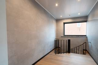 <p>Dit volledig gerenoveerde dakappartement is centraal gelegen in <strong>Sint-Lenaarts (Brecht)</strong> en biedt een verrassend ruime indeling, veel natuurlijke lichtinval en een aangenaam terras van maar liefst <strong>20 m²</strong>.<span></span></p>
<p>Via de privatieve inkomhal met trap bereikt u het appartement. De inkomhal geeft toegang tot een gastentoilet en een stijlvolle badkamer van <strong>8,5 m²</strong>, uitgerust met een inloopdouche en een dubbele lavabo.</p>
<p>De ruime leefruimte van ongeveer <strong>30 m²</strong> geniet dankzij de ramen aan zowel de voor- als achterzijde van een overvloed aan daglicht. Aansluitend bevindt zich de open keuken van circa <strong>16 m²</strong>, voorzien van een kookeiland en alle nodige toestellen: een inductiekookplaat, dampkap, vaatwasser, combi-oven en spoelbak.</p>
<p>Achteraan bevindt zich een extra ruimte van <strong>9 m²</strong>, ideaal als bureau, hobbyruimte of speelkamer. Vanuit deze kamer heeft u rechtstreeks toegang tot het terras van <strong>20 m²</strong>.</p>
<p>Verder beschikt het appartement over <strong>twee volwaardige slaapkamers van telkens ongeveer 16 m²</strong>. Aansluitend aan één van de slaapkamers bevindt zich een extra kamer die perfect dienst kan doen als dressing, babykamer of extra bergruimte.</p>
<p>Tot slot beschikt u over een <strong>oprit met parkeerplaats voor één wagen</strong>.</p>
<h3>Troeven</h3>
<ul>
<li>Volledig gerenoveerd dakappartement</li>
<li>Centrale ligging in Sint-Lenaarts</li>
<li>Woonkamer van ca. 30 m² met veel lichtinval</li>
<li>Open keuken met kookeiland en ingebouwde toestellen</li>
<li>2 ruime slaapkamers</li>
<li>Extra dressing, babykamer of bergruimte</li>
<li>Bureau of multifunctionele ruimte van 9 m²</li>
<li>Badkamer met inloopdouche en dubbele lavabo</li>
<li>Terras van 20 m²</li>
<li>Privatieve inkomhal</li>
<li>Parkeerplaats op eigen oprit</li>
</ul>
<h3>Praktische informatie</h3>
<ul>
<li>Direct beschikbaar</li>
<li>Voorkeur voor een langdurig huurcontract</li>
<li>Huurwaarborg van 3 maanden</li>
<li>Gedeelde kosten voor de plaatsbeschrijving</li>
</ul>
<p>Een extra troef is de rustige omgeving. Het bedrijf op het gelijkvloers is actief op weekdagen van <strong>9</strong><strong>.00 uur tot 18.00 uur</strong> en is gesloten tijdens de avonden, zaterdagnamiddag, zondag en maandag, waardoor u buiten de kantooruren in alle rust kunt genieten van uw woonomgeving.</p>
<p><strong>Maak zelf uw afspraak via onze website:</strong> www.immopoint.be<br /><br /></p>
