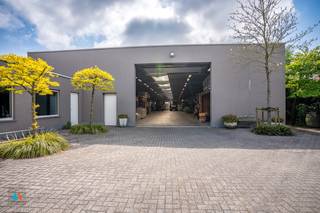 Ruime loods met buitenopslag en parkeergelegenheid in het centrum van LoenhoutCentraal gelegen op wandelafstand van alle voorzieningen en het...