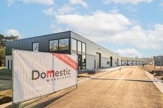 <strong>Moderne en kwalitatieve nieuwbouw bedrijfsunits</strong><span>, ideaal voor ondernemingen die op zoek zijn naar functionele, duurzame en flexibel in te richten bedrijfsruimte.</span><br /><span>De bedrijfsunits hebben een </span><strong>oppervlakte vanaf 353 m² tot 379m²</strong><span>en beschikken over een </span><strong>vrije hoogte van 6,4 meter</strong><span>, wat ruime mogelijkheden biedt voor opslag, productie of ateliergebruik. De units worden </span><strong>casco opgeleverd</strong><span>, waarbij </span><strong>maatwerk en aanpassingen nog mogelijk zijn</strong><span> in overleg met de koper, zoals het plaatsen van tussenvloeren, tussenwanden of het aanpassen van technische specificaties.</span><br /><span>Elke bedrijfsunit is voorzien van </span><strong>drie privatieve parkeerplaatsen</strong><span>. Het gebouw voldoet aan </span><strong>brandklasse C</strong><span> en is opgetrokken in een </span><strong>duurzame staalconstructie</strong><span>. De buitenwanden bestaan uit </span><strong>geïsoleerde betonpanelen tot 3 meter hoogte</strong><span>, gecombineerd met </span><strong>sandwichpanelen</strong><span> aan de bovenzijde. Het dak is volledig </span><strong>geïsoleerd</strong><span> en uitgerust met een </span><strong>lichtstraat met geïntegreerde rook- en warmteafvoer (RWA)</strong><span>, wat zorgt voor natuurlijk daglicht en extra veiligheid.</span><br /><span>Verder beschikt elke unit over:</span><br />
<ul>
<ul>
<li>Een<span> </span><strong>elektrische, geïsoleerde sectionaalpoort</strong><span> </span>van ca.<span> </span><strong>4,0 m x 4,5 m</strong></li>
<li><strong>Nutsleidingen voorzien tot in de unit</strong></li>
<li>Een <strong>polybetonvloer</strong>, af te stemmen na bespreking met de koper</li>
<li>Een <strong>regenwaterput van 10.000 liter per unit</strong></li>
<li>Een <strong>groot raam met uitzicht op de omliggende natuur</strong>, wat bijdraagt aan een aangename werkomgeving</li>
</ul>
</ul>
<span>Uitstekende locatie en bereikbaarheid</span><br /><span>Het project is gelegen op een </span><strong>bruisend bedrijvenpark in Beerse</strong><span> en geniet van een </span><strong>optimale ligging</strong><span> tussen Antwerpen en Turnhout. Dankzij de </span><strong>vlotte aansluiting op de E34</strong><span> is het bedrijvenpark uitstekend bereikbaar voor zowel personeel als klanten.</span><br /><span>Ook met de fiets is de locatie bijzonder goed ontsloten: het </span><strong>centrum van Beerse</strong><span> bereikt u in ongeveer </span><strong>5 minuten</strong><span>, terwijl u </span><strong>binnen 15 minuten</strong><span> in het </span><strong>centrum van Turnhout</strong><span> bent.</span><br /><span>Het </span><strong>openbaar vervoer</strong><span> is ruim aanwezig, met </span><strong>meerdere bushaltes in de directe omgeving van het bedrijvenpark</strong><span>. Het </span><strong>treinstation</strong><span> bevindt zich op ongeveer </span><strong>10 minuten</strong><span>, wat zorgt voor een extra vlotte verbinding met de omliggende regio’s.</span><br /><br /><span>Interessant investeringsproduct</span><br /><span>De combinatie van </span><strong>kwalitatieve nieuwbouw</strong><span>, een </span><strong>strategische ligging</strong><span> en een </span><strong>flexibele indeling</strong><span> zorgt ervoor dat de units </span><strong>vlot verhuurbaar</strong><span> zijn en een </span><strong>duurzaam rendement op lange termijn</strong><span> bieden. Hierdoor is dit project bijzonder aantrekkelijk voor investeerders die inzetten op </span><strong>zekerheid, stabiliteit en toekomstwaarde</strong><span>.</span>