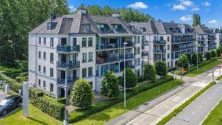 Een zeer goed onderhouden, instapklaar en recent gelijkvloersappartement (EPC: B) met oa. 2 slaapkamers, 2 terrassen, badkamer met ligbad en inloopdouche, een garagestaanplaats en kelder, welgelegen aan het kanaal op wandelafstand van het centrum van Halle ! <br /><br />Op het gelijkvloers: inkomhal, toilet, leefruimte/eetplaats met open ingerichte(35.00m² - dubbel verlek, inductie kookplaat, dampkap, vaatwasser, koelkast, oven), berging/wasplaats, nachthal, badkamer (ligbad, inloopdouche, wastafel met meubel), 2 slaapkamers (13.25 / 8.00m²)<br />Verder: 2 recent vernieuwde en ruime terrassen met aangenaam uitzicht op kanaal & groenzone, garagestaanplaats, kelder.<br /><br />Buitenschrijnwerk PVC dubbel glas - Individuele centrale verwarming op aardgas condensatieketel <br />EPC: 157 kWh/m² - label B<br />Kadastraal inkomen: 964 EUR<br />Elektrische installatie volledig conform tot 2036!<br />Nutsvoorzieningen: waterverzachter, ventilatiesysteem, fietsenstalling<br />Gemeenschappelijke lasten: +- 140 euro/maand - Lift in het gebouw<br />Stedenbouwkundige inlichtingen in aanvraag.<br />Vg/Groengebied/Gmo/Vkr/Gvv<br />Instelprijs: 395.000 EUR!!!