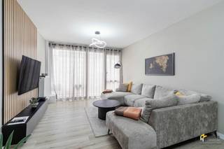 <p><span>Wonen op de Bisschoppenhoflaan betekent genieten van een uitstekende bereikbaarheid, een ruim aanbod aan winkels en een vlotte verbinding met het openbaar vervoer en de wagen. Een praktische locatie met alles binnen handbereik.</span></p><p><span>Het appartement bevindt zich op de eerste verdieping van een verzorgd gebouw met vier verdiepingen. De vaste kosten bedragen circa €250/maand en omvatten water en verwarming. Het appartement werd volledig en kwalitatief gerenoveerd en werd doorheen de jaren piekfijn onderhouden. Momenteel wordt het af en toe verhuurd via Airbnb, wat het ook bijzonder interessant maakt als investering. Bovendien zijn de meubels inbegrepen in de prijs — ideaal voor wie meteen wil verhuren of voor starters die zorgeloos willen intrekken.</span></p><p><span>Je komt binnen in de hal, die toegang biedt tot alle ruimtes. Vooraan bevindt zich de lichtrijke leefruimte met open, volledig uitgeruste keuken, samen goed voor een oppervlakte van 32 m². Vanuit de woonkamer heb je toegang tot het noordgerichte terras van 3 m².</span></p><p><span>Aan de rustige achterzijde liggen de twee volwaardige slaapkamers van 10 m² en 15 m², beide voorzien van rolluiken. Verder beschikt het appartement over een aparte berging/wasplaats (2 m²) en een moderne badkamer (4 m²) met inloopdouche, lavabomeubel, toilet en handdoekdroger.</span></p><p><span>Tot slot is er nog een gemeenschappelijke fietsenstalling aanwezig en kan de garage optioneel worden aangekocht.</span></p><p><span>Ben je op zoek naar een instapklaar appartement met twee slaapkamers en interessante verhuurmogelijkheden? Mis deze kans niet! Bewoonbare opp. 117 m² – ref.: bruto vloeropp. Voor meer info of een gratis schatting surf naar </span><span><span>www.hansimmo.be</span></span></p><p><span> </span></p>