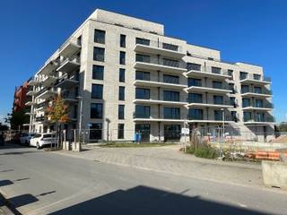 <p>In <strong>Residentie PARK</strong> vind je stijlvolle <strong>nieuwbouwappartementen met 1, 2 of 3 slaapkamers</strong> en exclusieve <strong>penthouses</strong>. Elk appartement is volledig afgewerkt en dus meteen klaar om te betrekken. Sommige zijn zelfs al <strong>volledig geschilderd en ingericht</strong> – ideaal als investering die je onmiddellijk kan verhuren of bewonen.</p>
<p>De residentie ligt in een <strong>groene en rustige omgeving</strong>, met een afgesloten privatieve tuin, en tegelijk vlakbij <strong>openbaar vervoer</strong> (bus en metro). Hier geniet je dagelijks van de perfecte combinatie van natuur en vlotte bereikbaarheid.</p>
<p>Binnenin is elk appartement ontworpen met oog voor <strong>ruimte, comfort en functionaliteit</strong>. Dankzij de doordachte indelingen en de ruime terrassen ervaar je een optimale woonbeleving.</p>
<p>Residentie PARK is niet alleen een heerlijke plek om te wonen, maar ook een <strong>slimme vastgoedkeuze</strong>. Dankzij de ligging en de onmiddellijke verhuurmogelijkheden kan je rekenen op een aantrekkelijk rendement.</p>
<p>Maak nu je afspraak en ontdek jouw instapklare nieuwbouwappartement in Anderlecht – ideaal om zelf te wonen of als zorgeloze investering!</p>