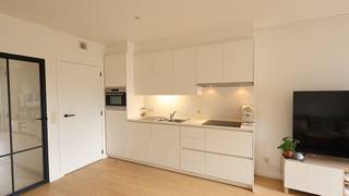 Dit appartement is gelegen op de eerste verdieping van een recent kleinschalig appartementsgebouw.Het appartement werd afgewerkt met moderne...