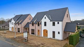 << OPENDEURDAG — 13 december van 10u tot 12u >><br /><br />Welkom op de Dreesstraat 8B in Opglabbeek. <br /><br />Bent u opzoek naar een moderne en duurzame nieuwbouwwoning op een rustige locatie die u volledig naar eigen smaak kan afwerken? Dan is deze woning zeker iets voor u!<br /><br />Deze woning vinden wij terug in Louwel, vlakbij het centrum van Opglabbeek.<br />De woning ligt op een perceel van 4a 23ca en biedt een bewoonbare oppervlakte van 172,56 m², uitbreidbaar tot 212,23 m² dankzij de zolderruimte.<br />Binnen geniet u van een praktische indeling met drie ruime slaapkamers met de mogelijkheid om dit uit te breiden tot vijf slaapkamers.<br /><br /><strong>Casco: 355.000 (excl. kosten) + € 42.600 (RR) = € 397.600 (incl. kosten)</strong><br />Bij een casco oplevering ontvangt u de woning wind- en waterdicht, inclusief ruwbouw, dak en ramen. <br />U heeft zelf de volledige vrijheid om de woning naar eigen smaak en budget af te werken.<br /><br />TROEVEN:<br />+ 3 (5) slaapkamers<br />+ Aangename tuin aan de achterkant<br />+ Kindvriendelijke locatie<br />+ Duurzaam wonen (BEN-woning)<br />+ Aankoop onder registratierechten<br />+ Zuidelijk georiënteerd<br />+ ...<br /><br />De indeling is als volgt:<br /><br /><strong>Gelijkvloers:</strong><br />Via de inkomhal komen we langs het gastentoilet terecht in de ruime woonkamer met open keuken. <br />Verder bevindt er zich achter de keuken een ruime berging/wasplaats.<br /><br /><strong>Verdieping 1:</strong><br />Drie ruime slaapkamers, toilet, een ruime overloop en badkamer.<br />Deze indeling biedt voldoende ruimte en comfort voor het hele gezin.<br /><br /><strong>Verdieping 2:</strong><br />Polyvalente zolderruimte die eventueel omgevormd kan worden tot 2 extra slaapkamers.<br /><br />De verkoop geschiedt onder het verkooprecht (12%).<br /> <br />In bijlage vindt u de grondplannen van de woning nog terug.<br /><br />Wenst u een bezichtiging of meer informatie?<br />Neem gerust contact met ons op via het nummer 089 391 555 of stuur een mail naar info@frerevastgoed.be