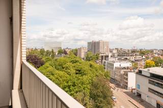<p>KAREL OOMSSTRAAT 100 - 2018 ANTWERPEN</p>
<p>In het prestigieuze project Louise Marie bevindt zich dit stijlvolle appartement op de 10e verdieping, waar comfort, elegantie en een uitzonderlijke ligging samenkomen. Dankzij de grote raampartijen en de unieke hoogte geniet u hier dagelijks van een indrukwekkend vergezicht over Antwerpen.</p>
<p>Het appartement beschikt over twee volwaardige slaapkamers en een aangename leefruimte afgewerkt met elegante parkettegels, wat zorgt voor een warme en verfijnde uitstraling. Aansluitend bevindt zich het ruime terras van maar liefst 23 m², een zeldzame buitenruimte waar rust en uitzicht centraal staan.</p>
<p>Residentie Louise Marie biedt haar bewoners bovendien toegang tot een private fitnessruimte, wat bijdraagt aan het exclusieve wooncomfort van het gebouw.</p>
<p>Een autostaanplaats op niveau -2 is optioneel bij aan te kopen aan €35.000.</p>
<p>Het pand is momenteel verhuurd.</p>
<p>Een unieke opportuniteit voor wie op zoek is naar hedendaags wonen op hoog niveau, in het hart van Antwerpen.<br /><br /></p>
<p>Gelegen tussen de statige Karel Oomsstraat en de prestigieuze Desguinlei geniet deze locatie van een uitstekende bereikbaarheid en een centrale ligging in Antwerpen. De buurt combineert residentiële rust met de dynamiek van de stad, op wandelafstand van winkels, restaurants, openbaar vervoer en het bruisende Zuid.</p>
<p>Dankzij de onmiddellijke nabijheid van belangrijke invalswegen en de Antwerpse Ring is een vlotte verbinding gegarandeerd, zowel richting stadscentrum als naar Brussel en Gent. Daarnaast bevinden het stadspark, diverse sportfaciliteiten en culturele hotspots zich binnen handbereik.</p>
<p>Een gegeerde woonomgeving waar comfort, mobiliteit en stedelijke elegantie harmonieus samenkomen.</p>