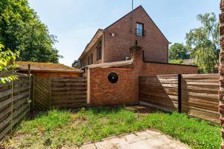 <p><strong>Ruim hoekappartement met 3 slaapkamers, privétuin, garage en autostaanplaats in het groen te Kapellen</strong></p>
<p>Dit lichtrijke hoekappartement op de tweede verdieping combineert ruimte, comfort en een groene ligging. Het appartement beschikt over een gezellige leefruimte met veel natuurlijk licht, een open keuken, drie slaapkamers, een verzorgde badkamer, een terras en een zeer ruime privatieve berging op het gelijkvloers met toegang tot de privétuin.</p>
<p>Daarnaast geniet u van een garage en een extra autostaanplaats voor de garage. Troeven zijn onder meer EPC-label C, hoogrendementsbeglazing, een geïsoleerd dak (2013) en een individuele condensatieketel op aardgas.</p>
<p>Gelegen in een rustige, groene woonomgeving in Kapellen, nabij winkels, scholen, openbaar vervoer, horeca en verschillende natuurgebieden.</p>
<p><strong>Voor meer informatie, kijk op onze website.</strong></p>
<p><strong>Ook plannen om te verkopen?</strong><br />Denkt u eraan om uw eigendom te verkopen? Verbiest Vastgoed begeleidt u graag met professioneel advies, een correcte waardebepaling en een persoonlijke aanpak op maat. Contacteer ons via <strong>0478.38.46.21</strong> of <strong>info@verbiestvastgoed.be</strong>.</p>
