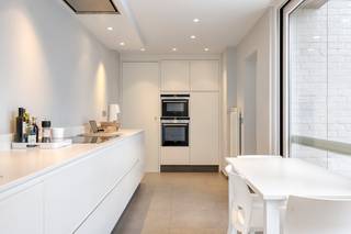 Deze ruime woning biedt zowel wooncomfort als een commerciële mogelijkheid. De woning beschikt over een aparte kapsalon met eigen inkom aan de voorzijde, ideaal voor wie wonen en werken wil combineren. Achteraan is er een toegang tot de koer, maar geen directe verbinding met de woning, wat privacy garandeert voor beide ruimtes.Indeling van de woning:Benedenverdieping:- Inkomhal- Lichte en gezellige living- Vernieuwde keuken- Badkamer voorzien van douche, ligbad, dubbele lavabo en toilet- Buitenkoer en tuin met aparte buiten-wcBovenverdieping:- Vier slaapkamersZolder:Bereikbaar via vaste trap, met betongewelf, geschikt voor opslag of uitbreidingDeze woning combineert praktische woonruimte met commerciële mogelijkheden, een ideale kans voor zelfstandigen of gezinnen die ruimte en flexibiliteit waarderen.Dit pand is onderworpen aan de renovatieverplichting van de Vlaamse overheid voor residentiële gebouwen (behoudens bij sloop binnen 5 jaar na de aankoop). Consulteer voor meer informatie de website van het Vlaams Energie- en Klimaatagentschap via https://www.vlaanderen.be/een-woning-kopen/renovatieverplichting-voor-residentiele-gebouwen