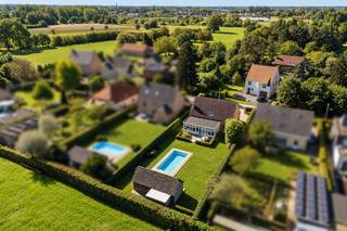 <span>Met gepaste trots stellen wij u deze uitzonderlijke woning voor op toplocatie te Emblem. Heerlijk rustig gelegen, is deze woning absolute topklasse in zijn segment. Dit unieke eigendom beschikt onder andere over een prachtig perceel van 1035 m2, een verwarmd zwembad, een stijlvol poolhouse, een knappe orangerie en een gunstig EPC. <br /><br />Qua locatie is het landelijke karakter van Emblem een fantastische troef. Fietstochten kunnen zo in de achtertuin beginnen! <br /><br />Deze schitterende woning werd in 2003 voor de huidige eigenaars getekend en gebouwd, met een duidelijke klemtoon op gebruikte materialen en contact met de knappe tuin. De woning werd sindsdien altijd met veel liefde onderhouden. Onderaan "documenten & plannen" kan u de grondplannen alsook het EPC terugvinden. <br /><br />Gelijkvloers: ruime inkomhal met gastentoilet, living met gashaard, open en volledig ingerichte keuken, knappe orangerie (2011), bureau, berging, garage incl aansluiting was/droogmachine<br /><br />Eerste verdieping: 4 slaapkamers waarvan er 3 beschikken over ingemaakte kasten, badkamer met zowel bad als douche, uitklapbare trap richting de zolder<br /><br />Qua buitenruimte is dit absoluut een pareltje, de zeer goed onderhouden tuin met verwarmd zwembad doet vanzelfsprekend wegdromen. Onvergetelijke zomeravonden gegarandeerd! <br /><br />Troeven:<br /><br />- Oprit + garage<br />- Zeer goed onderhouden<br />- 4 slaapkamers + bureau<br />- Verwarmd zwembad (2013) + poolhouse<br />- Knappe orangerie (bijgebouwd in 2011)<br />- Rolluiken + vliegenramen<br />- Alarmsysteem<br />- Conforme elektriciteit<br />- Regenwaterput<br />- EPC B label<br /><br />Kortom, een instapklare droomwoning waar u met alle comfort van kan genieten!<br /><br />Bent u benieuwd naar deze unieke kans en wenst u graag eens te komen kijken? Voor meer info of een bezoek ter plaatse kan u contact opnemen met Jakob via jakob@reds.be of op 0483 488 249</span>