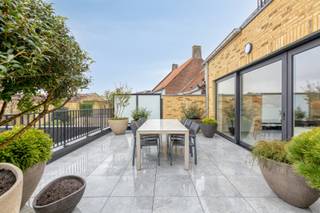 <span><span>Dit ruime appartement met <strong>2 slaapkamers</strong> beschikt over een ruim terras van maar liefst 35m², aangelegd met grote terraspotten van merk 'Atelier Vierkant' in combinatie met unieke beplanting. Het appartement heeft heel wat upgrades mogen ondergaan op vlak van verdere afwerking. Bij het binnenkomen vallen onmiddellijk de royale raampartijen op, die heel wat licht binnen brengen in het appartement. Het groen op het terras zorgt voor een aangenaam kader. De keuken is zeer ruim en van alle comfort voorzien. Het appartement telt 2 ruime slaapkamers en een badkamer met douche en lavabomeubel. Tevens is er een berging aanwezig. <br />Er wordt verwarmd met een <strong>Smart Air Klimaatsysteem</strong> (via <strong>individuele lucht/lucht warmtepomp</strong>), een uniek een vooruitstrevend systeem die koeltechnische warmte of koude omzet in warme/koude lucht en via kanalisatie verdeeld (in combinatie met een ventilatie systeem D). Door deze keuze beschikt het appartement over een volwaardig acclimatisatiesysteem waardoor je als bewoner tijdens warme zomermaanden je appartement perfect kan koelen (airco)! Tevens beschikt het appartement over <strong>zonnepanelen individueel aangesloten.</strong> <br /><br />Naast het appartement bieden wij ook een privatieve berging aan op het gelijkvloers en een privatieve staanplaats achterliggend. <br /><br />De residentie beschikt over een gemeenschappelijke fietsenberging (met oplaadpunten), een gemeenschappelijk vuilnislokaal, een gemeenschappelijke groenzone en gemeenschappelijke parkeerplaatsen met laadmogelijkheid voor elektrische wagens. <br /><br /><strong><u>Bijzondere troeven:</u></strong></span></span>
<ul>
<li><span><span>Kleinschalige residentie, lage gemeenschappelijke kosten; </span></span></li>
<li><span><span><strong>Oplaadpalen voor elektrische wagens </strong>aanwezig op de site + parkeerplaats om te laden;</span></span></li>
<li><span><span>Rustige ligging doch dicht bij het centrum;</span></span></li>
<li><span><span>Modernste technologie (Smart Air systeem, <strong>zonnepanelen</strong>,...);</span></span></li>
<li><span><span>Karaktervolle en unieke architectuur;</span></span></li>
<li><span><span>Ruim appartement met veel lichtinval;</span></span></li>
<li><span><span>De gekozen technieken laten ook toe om uw appartement in de zomer te <strong>koelen (airco)</strong>!</span></span></li>
<li><span><span>Gemeenschappelijke <strong>fietsenstalling en vuilnislokaal</strong> aanwezig.</span></span></li>
</ul>
<span><span> Wenst u graag de totaalprijs te bekomen van dit appartement? Aarzel dan niet om ons te contacteren. Bel Diksimmo op het nummer 051 50 11 51 of mail naar diksmuide@diksimmo.be.</span></span><br /><em><strong><span><span>Noot: In de vermelde prijs zijn niet alle meerwerken en opties inbegrepen. Neem contact met ons op voor meer info.</span></span></strong></em>