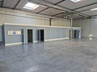 In dit gebouw met een oppervlakte van 870m² kan opslagruimte gehuurd worden vanaf 200m². Goede ligging op 3km van de autosnelweg E314. De unit...