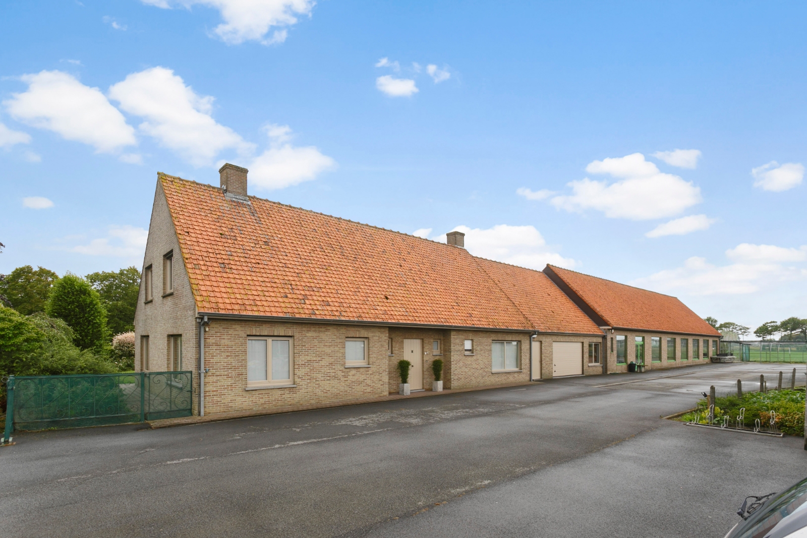 Bedrijfsgebouwen met serres en woonst in uitstekende staat - foto 5