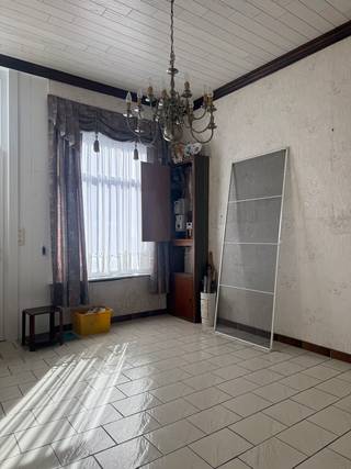 Karaktervolle stadswoning met 2 slaapkamers en inrichtbare zolder in hartje Geraardsbergen!

Op zoek naar een betaalbare eerste woning of een vastgoedinvestering met potentieel? Dan is deze charmante stadswoning in de Sint-Annastraat beslist een bezoek waard! Gelegen op wandelafstand van het centrum, winkels, scholen, openbaar vervoer en het station geniet u hier van een uiterst centrale ligging met een uitstekende bereikbaarheid.

Deze gesloten bebouwing biedt een praktische indeling met op het gelijkvloers een inkomhal, een gezellige leefruimte, een keuken, een badkamer en een apart toilet. Op de eerste verdieping bevinden zich twee volwaardige slaapkamers. Bovendien beschikt de woning over een ruime zolder, die mits de nodige aanpassingen extra mogelijkheden biedt voor een hobbyruimte, bureau of bijkomende slaapkamer(s).

Met een grondoppervlakte van 58 m² en een bruikbare vloeroppervlakte van 108 m² biedt deze woning verrassend veel ruimte. Daarnaast is er een praktische kelder aanwezig.

De woning beschikt reeds over een vernieuwde keuken en een warmtepompboiler. Dankzij de centrale ligging, de mooie lichtinval en de uitbreidingsmogelijkheden vormt dit pand een uitstekende opportuniteit voor starters, investeerders of handige renovatoren die hun eigen woonproject willen realiseren.

Verder is de woning gelegen in een niet-overstromingsgevoelige zone (P-score A en G-score A) en bevindt ze zich in woongebied.

Troeven
✔ Centrale ligging nabij station en centrum
✔ 2 slaapkamers
✔ Inrichtbare zolder met uitbreidingsmogelijkheden
✔ Vernieuwde keuken
✔ Warmtepompboiler aanwezig
✔ Kelder aanwezig
✔ Mobiscore 9/10
✔ Betaalbare woning met veel potentieel

Renovatie-informatie EPC-label F - 505 kWh/m²/jaar (renovatieverplichting van toepassing). Elektrische installatie niet conform. Asbestattest beschikbaar.

Interesse? Contacteer CasaVista Vastgoedkantoor voor meer informatie of een bezoek ter plaatse! 📞🏡