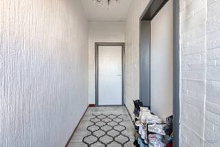 <strong>Gezinswoning te koop in Klein-Vorst op perceel van 7a57ca</strong><br /><br />Deze gezinswoning woning is gelegen op de Geelsebaan in het centrum van Klein-Vorst, Laakdal. De centrale ligging biedt heel wat voordelen: winkels, supermarkten, scholen en horeca bevinden zich op wandel- en fietsafstand. De op- en afrit van de E313 bevindt zich op slechts 5 minuutjes rijden.<br /><br />We betreden de woning via de voordeur en komen binnen in de inkomhal (11,95 m²). Deze geeft toegang tot de ruime en lichtrijke woon- en eetkamer (31,9 m²). Achteraan de woning bevindt zich de keuken (10,7 m²), met een mooi zicht op de tuin.<br /><br />Via de trap bereiken we de eerste verdieping, waar zich drie slaapkamers bevinden, waarvan twee bijzonder ruim zijn (9,05 m², 15,30 m² en 16 m²). De badkamer (5,63 m²) werd in 2022 volledig gerenoveerd en is uitgerust met een inloopdouche, een enkele lavabo en een apart toilet. De wandtegels vormen hierbij een leuke eyecatcher.<br /><br />Verder beschikt de woning over een kelder (7,38 m²) en een zolder (21,8 m²), ideaal als extra opslagruimte. De zolder is bereikbaar via een vaste trap en biedt mogelijkheden tot verdere inrichting.<br /><br />Voor de wagen is er een aparte garage (17,45 m²) en in de tuin bevindt zich bovendien een tuinhuis (9 m²). De zeer ruime, zuidwest georiënteerde tuin is ideaal om van de zon te genieten of als speelruimte voor kinderen.<br /><br />De verwarming gebeurt via centrale verwarming op gas. De berekende energiescore bedraagt 676 kWh/m² per jaar, wat resulteert in een energielabel F.<br /><br />Hoewel de woning renovatie vraagt, biedt dit de perfecte kans om ze volledig naar eigen smaak en wensen in te richten.<br /><br />Spreekt deze leuke woning jullie aan? Contacteer ons via info@bosmanvastgoed.be voor meer info of een bezoek ter plaatse. Wij helpen jullie graag verder!<br /><br />De woning heeft momenteel een EPC ‘F’ wat wil zeggen dat dit pand is onderworpen aan de renovatieverplichting van de Vlaamse overheid voor residentiële gebouwen (behoudens sloop binnen 6 jaar na de aankoop). Consulteer voor meer informatie de website van het Vlaams Energie- en Klimaatagentschap via https://www.vlaanderen.be/een-huis-of-appartement-kopen/renovatieverplichting-voor-residentiele-gebouwen.