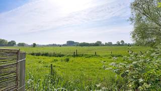 Zeer mooie en moderne woning, genietend van prachtige zichten op de achterliggende Polders. De woning werd smaakvol vernieuwd in 2018 en beschikt...