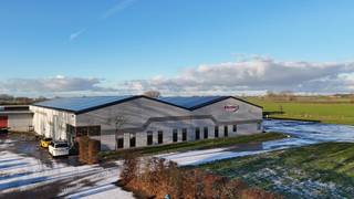 De totale oppervlakte van de loods is 2904 m², benaderende afmetingen: 44m x 66m.De loods is gelegen te Koekelare en bestaat uit: burelencomplex...