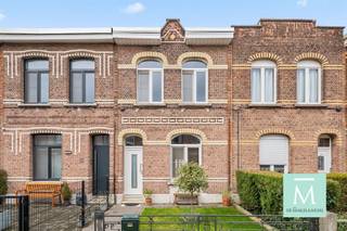 <p><span>Lichtrijke en gemeubelde stadswoning te huur in de wijk Groenenhoek te Antwerpen-Berchem:</span></p><p><span>Welkom in deze charmante woning centraal gelegen in de wijk Groenenhoek te Antwerpen-Berchem, waar comfort en stijl perfect samenkomen. </span></p><p><span>Bij binnenkomst wordt u begroet door een elegante inkomhal met mooie patronen op de vloer, die direct een gevoel van verfijning oproept. De ruime woonkamer is voorzien van een prachtige parketvloer en biedt voldoende ruimte voor een gezellige zithoek en salon waar u kunt ontspannen.</span></p><p><span>De keuken is het hart van deze woning, uitgevoerd in een modern design met strakke afwerkingen en hoogwaardige apparatuur. Ideaal voor wie van koken houdt en graag gasten ontvangt. De eetkamer, die met de keuken is verbonden, heeft een overvloed aan natuurlijk licht dankzij de grote ramen en de lichtkoepel, wat zorgt voor een luchtige en open sfeer.</span></p><p><span>Op de bovenverdieping vindt u twee ruime slaapkamers. De rustgevende kleuren en de aanwezigheid van veel daglicht creëren een kalme en serene omgeving. De moderne badkamer is voorzien van elegante tegels en beschikt over een ruime inloopdouche, een lavabomeubel, handdoekradiator en wc.</span></p><p><span>De kelderverdieping van deze woning biedt een ruime opslagmogelijkheid en is voorzien van de nodige aansluitingen voor uw wasmachine en droogkast.</span></p><p><span>De gezellige stadstuin is perfect voor zomerse barbecues en ontspanning in de buitenlucht. De gunstige locatie biedt volop parkeermogelijkheden in de directe omgeving en de woning beschikt ook over een voortuin waar u uw fietsen kan plaatsen.</span></p><p><span>Deze woning is perfect gelegen in een rustige buurt en toch dicht bij alle voorzieningen die Antwerpen-Berchem te bieden heeft. Mis deze unieke kans niet om in een prachtige thuis te wonen die modern comfort en historische charme combineert. </span></p><p><span>Neem vandaag nog contact met ons op voor een bezichtiging en ontdek de vele mogelijkheden van deze fraaie woning die </span><span>gemeubeld</span><span> verhuurd wordt! </span></p><p><span>Voor verdere inlichtingen of een bezichtiging kan u ons bereiken op 015/20.20.82. of <span>info@demakelaardij.be</span></span><span> .</span></p>