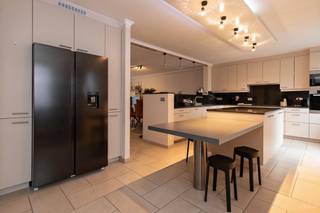 Dit bijzonder ruim en lichtrijk appartement van 160 m² combineert het comfort van een woning met het gemak van een appartement. Dankzij de...