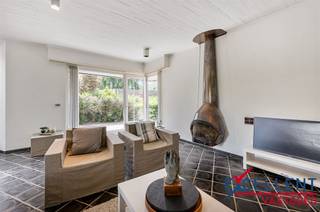 <p><span>Ontdek deze charmante woning met prachtige tuin en handelsruimte op een gunstige ligging in Wetteren, met parkeergelegenheid voor minstens 5 wagens.</span></p><p><span>Bij het binnenkomen vallen de open indeling en de overvloed aan licht meteen op. Grote raampartijen zorgen voor een aangenaam zicht op de groene tuin. </span></p><p><span>De royale leefruimte met sfeervolle open haard straalt warmte en gezelligheid uit en sluit naadloos aan bij de volledig ingerichte keuken, waar functionaliteit en stijl elkaar versterken.</span></p><p><span>Op de eerste verdieping bevinden zich drie slaapkamers en een badkamer met moderne voorzieningen. </span></p><p><span>Daarboven biedt de ruime zolder mogelijkheden zoals: een extra slaapkamer, een hobbyruimte,...</span></p><p><span>De fraaie westgerichte tuin vormt een buitenoase, ideaal voor ontspanning, zomerse barbecues met vrienden, terwijl u geniet van de zonsondergang.</span></p><p><span>De handelsruimte met kelder is momenteel ingericht en verhuurd als kapsalon, wat deze eigendom extra interessant maakt. </span></p><p><span>Met een netto rendement van 4,5% is dit pand niet alleen een ideale gezinswoning, maar ook een slimme investering.</span></p><p><span>Neem vandaag nog contact met ons op via 09 380 09 74 of <span>info@excellent-vastgoed.be</span></span><span> en ontdek deze unieke opportuniteit!</span></p>