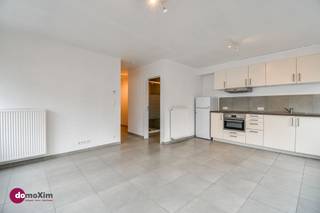 <p><span>Opbrengsteigendom met 3 appartementen en handelsruimte in het centrum van Mechelen</span></p><p><span> </span></p><p><span>Ben je op zoek naar een rendabele vastgoedinvestering op een absolute toplocatie? Dan is deze opbrengsteigendom in het centrum van Mechelen zeker een bezoek waard.</span></p><p><span> </span></p><p><span>Het gebouw bestaat uit drie appartementen, die praktisch en functioneel zijn ingedeeld. Elk appartement beschikt over een aangename leefruimte, een praktische keuken, een badkamer met wastafel, douche en toilet, en een aparte slaapkamer.</span></p><p><span> </span></p><p><span>Op het gelijkvloers bevindt zich bovendien een handelsruimte die momenteel verhuurd is. De combinatie van residentiële appartementen en een commerciële ruimte zorgt voor een mooie spreiding van de huurinkomsten en maakt dit pand bijzonder interessant voor investeerders.</span></p><p><span> </span></p><p><span>Dankzij de gunstige ligging, de verhuurmogelijkheden en het aantrekkelijke rendementspotentieel vormt dit gebouw een uitstekende investeringsopportuniteit voor wie op zoek is naar een opbrengsteigendom met toekomst.</span></p><p><span> </span></p><p><span>Contacteer ons voor meer informatie of een bezoek ter plaatse.</span></p><p><span> </span></p><p><span>015 20 36 00 - info@domoxim.be</span></p><p><span> </span></p><p><span>domoXim. Waar dromen thuis komen!</span></p><p><span> </span></p><p><span>Ook de waarde van je </span><span>eigen</span><span> woning kennen? Wij geven je graag advies.</span></p>
