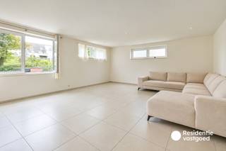 Welkom in de Sint-Alfonsusstraat 63, waar u dit instapklare en recent appartement terugvindt, pal in het centrum van Roeselare! Dankzij de centrale ligging bevinden scholen, openbaar vervoer, supermarkten, winkels en tal van andere voorzieningen zich op wandelafstand.<br /><br />In 2015 onderging het appartementsgebouw een volledige transformatie, waarbij het appartement volledig opnieuw geplaatst werd. Hierdoor geniet het appartement van hedendaags wooncomfort, een gunstig EPC-label B en een conforme elektrische installatie!<br /><br />Bij het betreden van het appartement komt u terecht in de inkomhal met afzonderlijk gastentoilet. De ruime en lichtrijke leefruimte sluit naadloos aan op de open, volledig uitgeruste keuken. Verder beschikt het appartement over een volwaardige slaapkamer en een badkamer, voorzien van een inloopdouche en wastafel.<br /><br />Op zoek naar een instapklaar appartement op een toplocatie in Roeselare? Dan is dit appartement absoluut een bezoek waard! Bovendien is dit eigendom zowel interessant voor eigen bewoning als voor investeerders.<br /><br />Interesse? Contacteer ons vandaag nog voor meer informatie of een bezoek ter plaatse.<br /><br />De vermelde prijs is een richtprijs. Elk bod, hoger of lager, wordt voorgelegd aan de eigenaar, die zich het recht voorbehoudt dit te aanvaarden of te weigeren.<br /><br />Neem voorsprong met een vrijblijvende schatting via:<br />www.residentievastgoed.be/gratisonlineschatten