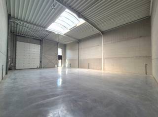 Ben je op zoek naar een nieuwbouw KMO-unit met een interessante ligging? Zoek niet verder! Deze unit gelegen in het Business Park Wildebeek heeft alles wat je zoekt. <br /><br />Indeling: <br />- Opslag/werkruimte <br />- Toilet<br /><br />Bijzonderheden:<br />- 2 parkeerplaatsen<br />- Goede ligging nabij Aalst en de oprit van de E40 <br />- Mogelijkheid om niet enkel als opslag te gebruiken, maar ook als werkplaats te gebruiken<br /><br />Mis deze kans niet en vraag vandaag nog uw bezoek aan. <br /><br />Bij Albert kom je thuis