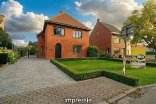 VOLLEDIG TE RENOVEREN WONING MET GROTE TUIN - Deze charmante te renoveren woning is centraal gelegen, op een zeer mooi groot perceel, langsheen...
