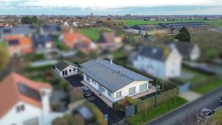 Kijkdag zaterdag 21/2 tussen 14-16u, op afspraak!Deze stijlvol gerenoveerde bungalowwoning is uitzonderlijk gelegen in De Haan, op wandelafstand van...