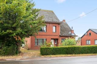 Bent u op zoek naar een ruime woning die u volledig naar uw eigen smaak kan renoveren? Dan biedt deze degelijke vrijstaande woning een unieke kans. Gelegen in een groene en rustige omgeving, op een prachtig perceel van maar liefst 2.600 m², geniet u hier van ruimte, privacy en tal van mogelijkheden.<br /><br />De woning is onderworpen aan de renovatieplicht (EPC-label F), maar beschikt over een solide structuur die de ideale basis vormt voor een grondige renovatie. Met de juiste aanpak creëert u hier een hedendaagse gezinswoning die volledig aansluit bij uw woonwensen.<br /><br />Op het gelijkvloers komt u binnen via de inkomhal die toegang biedt tot de ruime leefruimte met een gezellig eet- en zitgedeelte. Aansluitend bevindt zich de keuken, evenals een praktische wasplaats, een afzonderlijk toilet en een berging.<br />De eerste verdieping omvat drie volwaardige slaapkamers en een zolderruimte die naar wens kan worden ingericht of gebruikt als extra bergruimte.<br />Via een vaste trap bereikt u de tweede verdieping, waar zich een bijzonder ruime bergzolder bevindt. Deze verdieping biedt tal van mogelijkheden en kan perfect worden omgevormd tot extra slaapkamers, een hobbyruimte, een bureau of een masterverdieping.<br /><br />Buiten vormt het uitzonderlijk ruime perceel van 2.600 m² een absolute troef. De grote tuin biedt alle ruimte voor tuinliefhebbers, spelende kinderen of wie op zoek is naar rust en privacy. Daarnaast beschikt de woning over een garage.<br /><br />Deze woning is de ideale keuze voor wie op zoek is naar een renovatieproject met karakter, ruimte en een uitzonderlijk groot perceel. Een unieke kans om uw droomwoning te realiseren op een prachtige locatie.<br /><br />Bekijk nu reeds de foto's en virtuele tour op onze website www.dplusvastgoed.be<br />Voor meer informatie of voor een bezoek contacteer ons via GSM 0475 59 90 00 of stuur een mailtje naar yves@dplusvastgoed.be