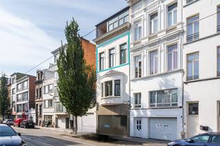 <p><strong>Appartement prêt à emménager dans le quartier Brederode</strong></p>
<p>Vous cherchez un appartement prêt à emménager dans l’un des quartiers les plus recherchés d’Anvers ? Ce bijou entièrement rénové (2022) allie charme, confort et efficacité énergétique dans un immeuble à petite échelle avec de faibles charges.</p>
<p>Le séjour, avec ses hauts plafonds et ses trois grandes fenêtres, est baigné de lumière naturelle et offre une vue dégagée sans vis-à-vis. La cuisine ouverte est entièrement équipée d’appareils de qualité (four combiné, lave-vaisselle, réfrigérateur avec compartiment congélateur, hotte, lave-linge et sèche-linge) et s’intègre harmonieusement dans l’intérieur.</p>
<p>À l’arrière se trouve la chambre spacieuse avec salle de bain attenante, équipée d’une douche à effet pluie moderne, d’un WC suspendu et d’un lavabo simple.</p>
<p>Ici, vous vivez à distance de marche du quartier du Sud, du cœur d’Anvers et de plusieurs parcs. Le Musée des Beaux-Arts se trouve à seulement 200 mètres, entouré de restaurants renommés, de cafés et de bars à café agréables. Le nouveau parc du Sud et les quais de l’Escaut sont à deux pas. Commerces, stations Velo et transports en commun ? Tout est accessible à pied.</p>
<p>L’appartement est actuellement loué pour 856,73 euros par mois.</p>
<p>(Les photos montrent l’appartement du premier étage. Celui à vendre se situe au deuxième étage.)</p>
<p>Une occasion rare. Contactez LISTED dès aujourd’hui pour une visite : +32 3 283 51 51.</p>