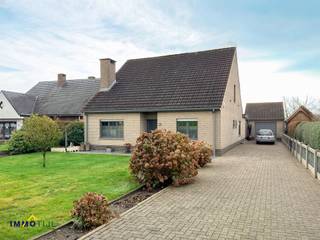 Prachtige open bebouwing met ruime, zonnige tuin en garage!Deze vrijstaande woning beschikt op het gelijkvloers over een inkomhal met gastentoilet,...